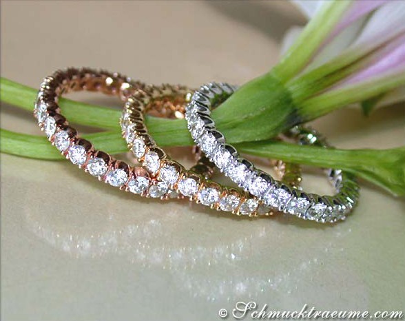 Detailaufnahme von drei Brillanten Memory Ringen aus Weiß-, Rosé- & Gelbgold 585