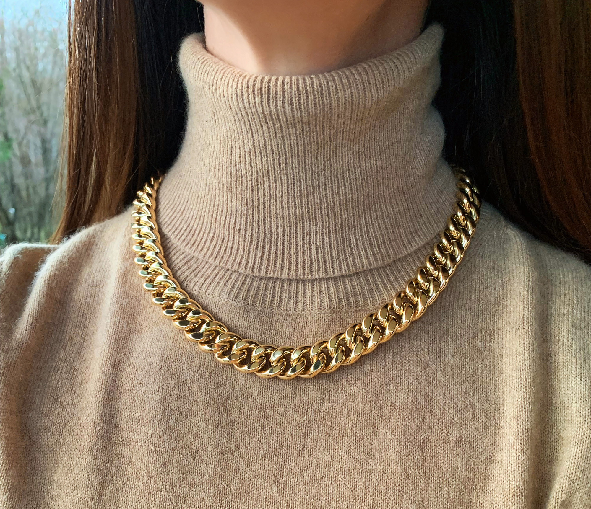 Gold Panzer-Collier aus Gelbgold 585, 140 Gramm, getragen mit Rollkragenpullover