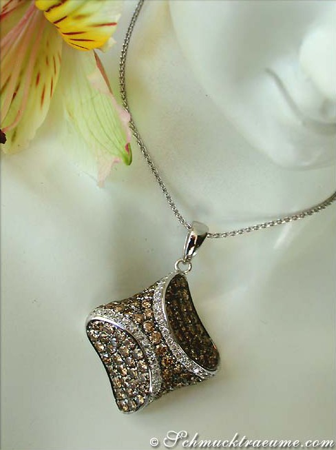 Weißgold-Anhänger mit naturbraunen & weißen Brillanten, Detailansicht, floraler Hintergrund