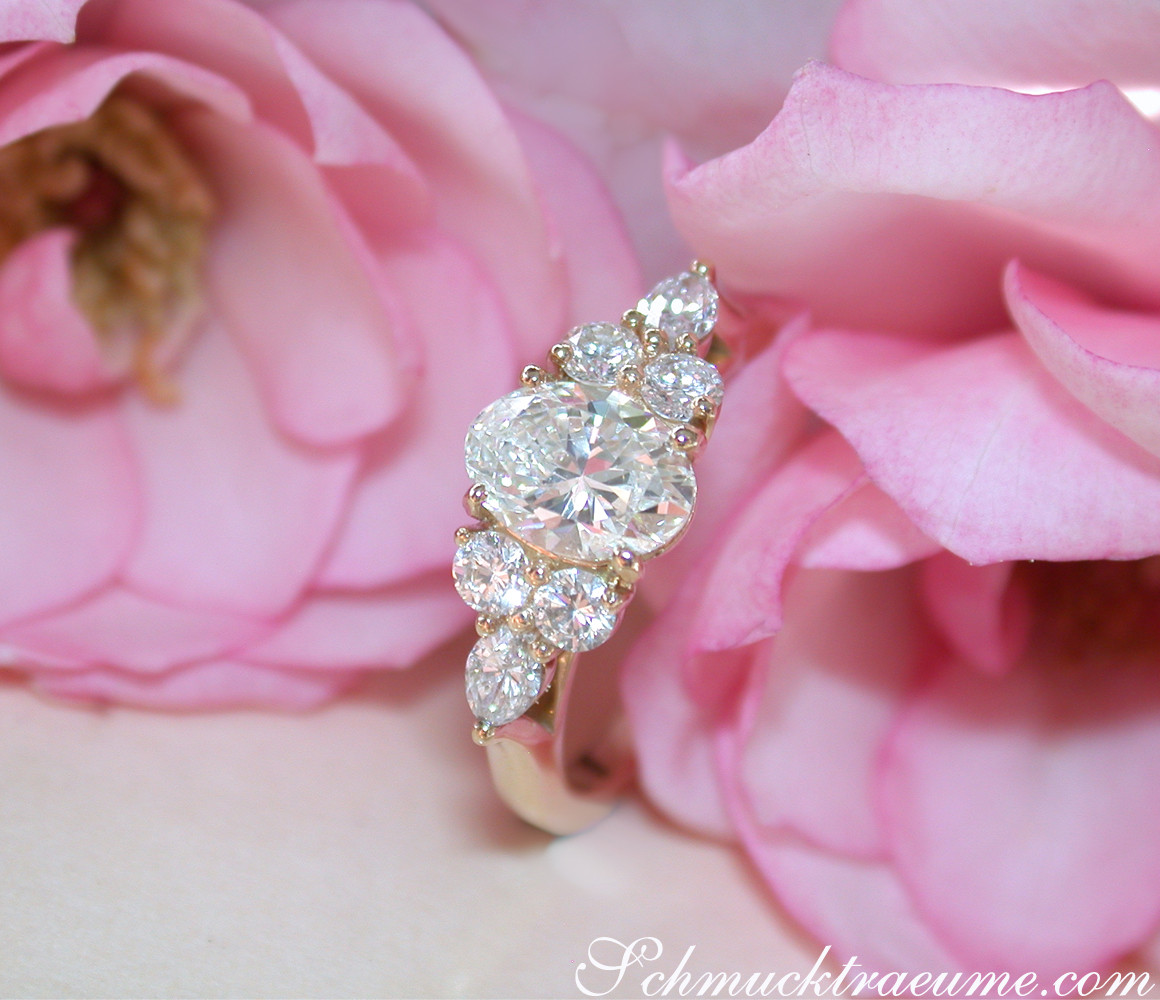 Blumenhintergrund mit Diamant-Solitär-Ring im Ovalschliff