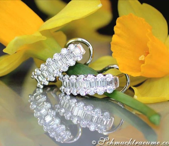 Blumenreflexionen: Diamantohrringe in Weißgold 750 mit Baguette-Diamanten Blumenreflexionen: Diamantohrringe in Weißgold 750 mit Baguette-Diamanten