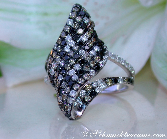 Schwarzer Diamant-Ring mit Naturbraunen und Weißdiamanten, Detailaufnahme.