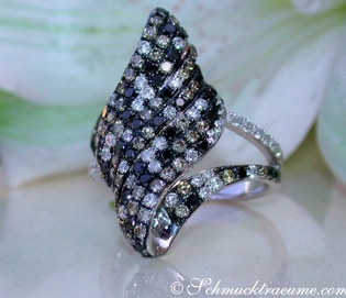 Schwarzer Diamant-Ring mit Naturbraunen und Weißdiamanten, Detailaufnahme.