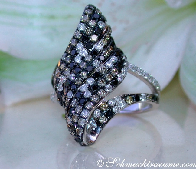 Schwarzer Diamant-Ring mit Naturbraunen und Weißdiamanten, Detailaufnahme. Schwarzer Diamant-Ring mit Naturbraunen und Weißdiamanten, Detailaufnahme.