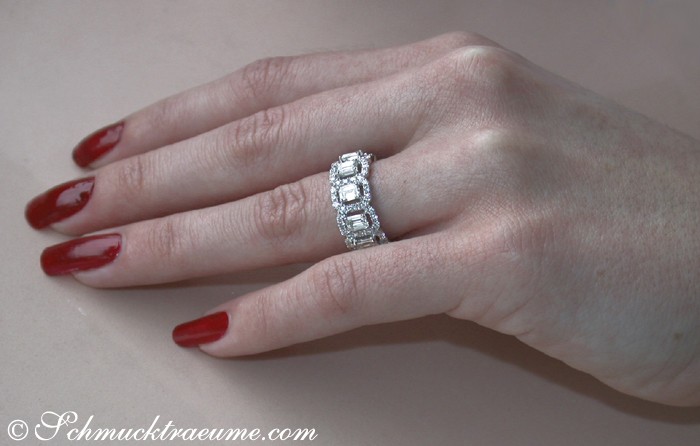 Schmuckring mit Diamanten im Smaragd-Schliff, detailreiches Design, Weißgold 750