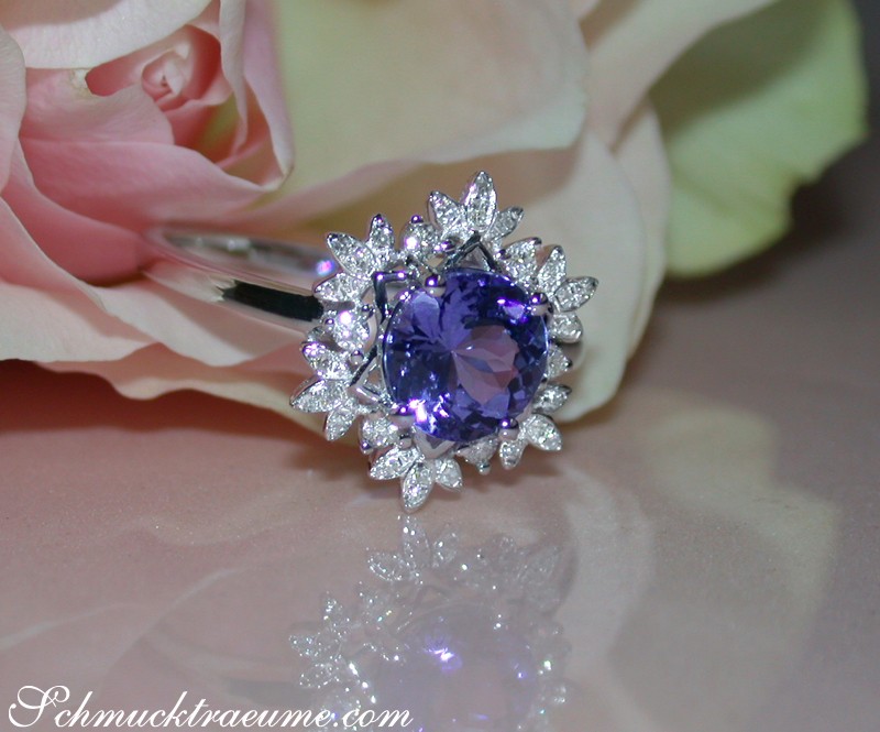 Weißgold-Ring mit Tansanit und Diamanten im Schneeflocken-Design