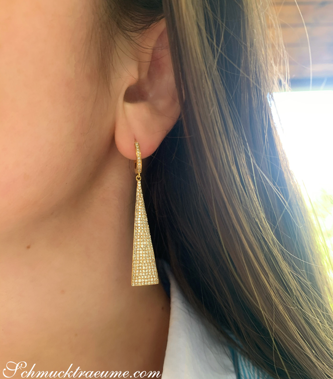 Gelbgold-Ohrhänger mit Diamantbesatz, Detailaufnahme, lang und elegant