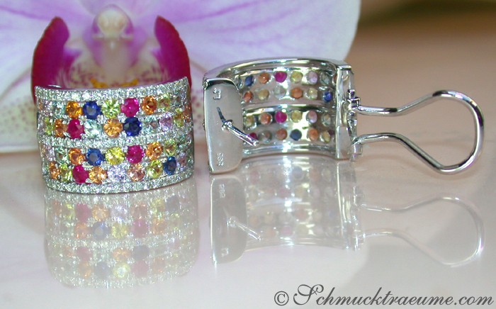 Weißgold 585 Regenbogen Saphir Brillanten Ohrstecker mit Orchidee im Hintergrund