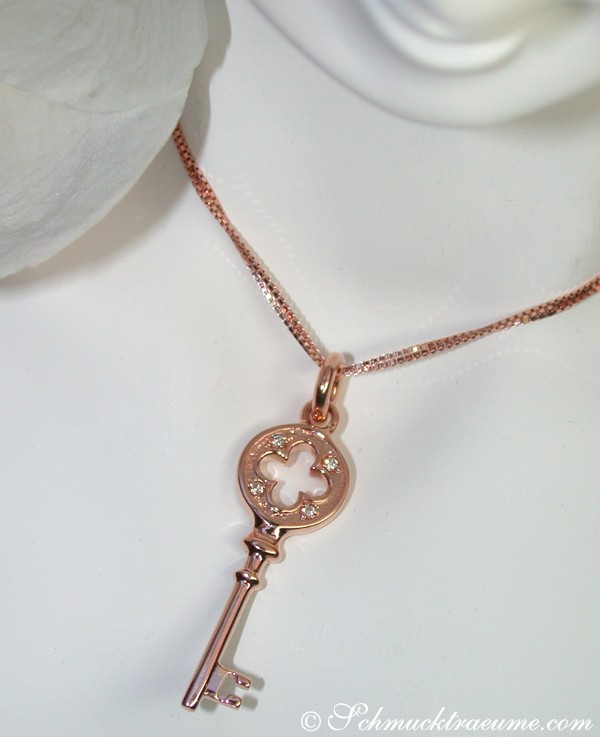 Detail des roségoldenen Schlüssel-Anhängers mit Diamanten auf Halskette