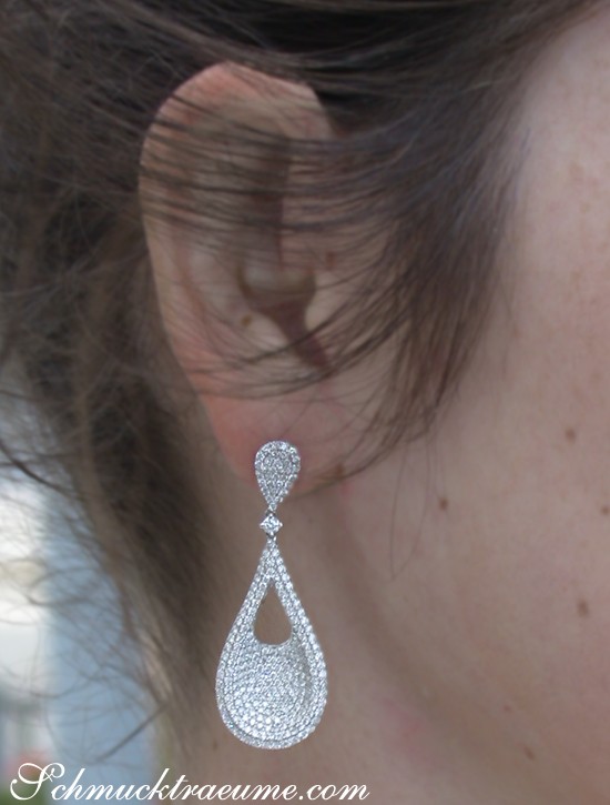 Detailansicht von Diamant-Tropfen-Ohrgehängen in Weißgold