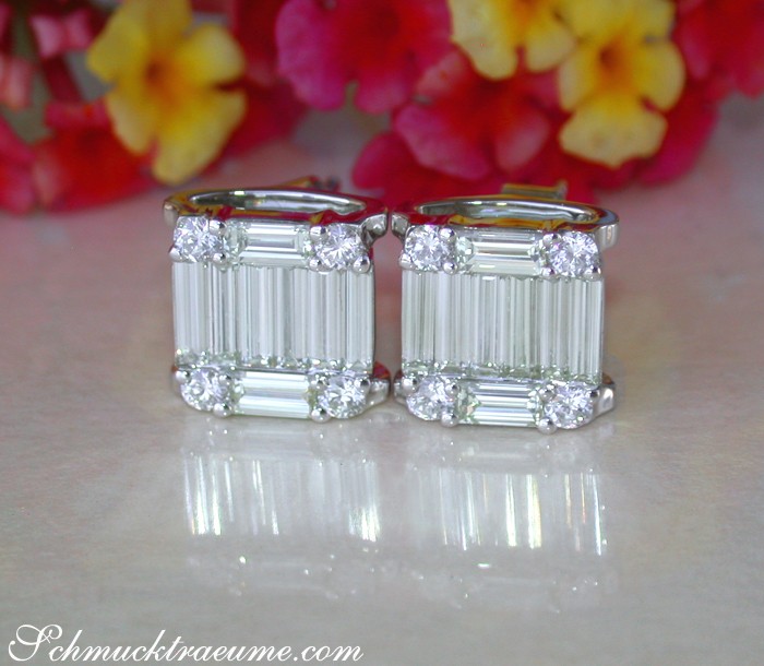 Goldene Baguette-Ohrstecker mit Brillanten vor Blumen