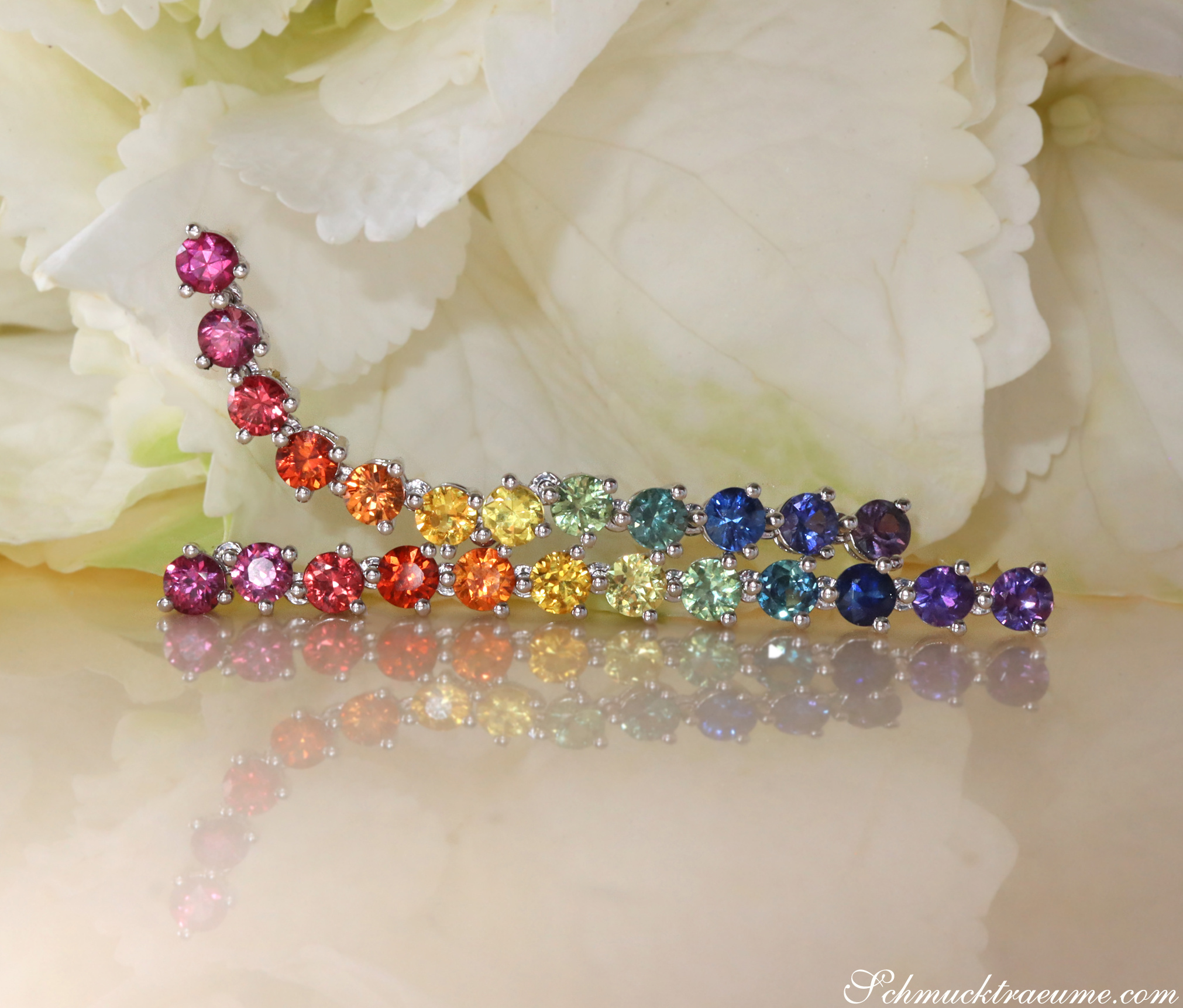 Weißgold-Ohrring mit funkelnden Regenbogen-Saphiren