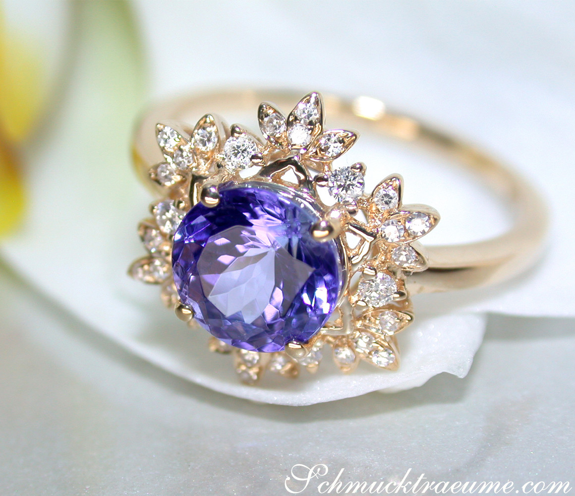 Goldener Ring mit zartem Blütenkranz und türkisfarbenem Stein