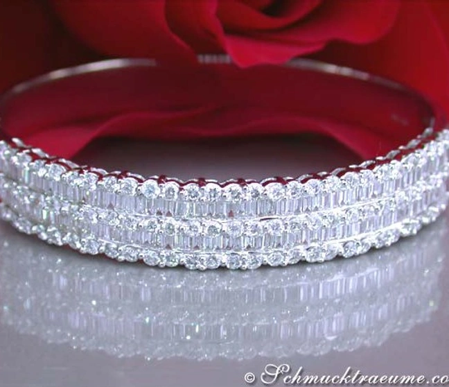 Schimmernder Diamant-Armreif aus Weißgold mit Baguetteschliff, Detailaufnahme auf rotem Hintergrund Schimmernder Diamant-Armreif aus Weißgold mit Baguetteschliff, Detailaufnahme auf rotem Hintergrund