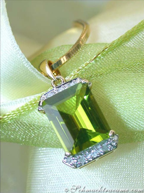 Peridot-Anhänger mit Diamanten auf grüner Satinband-Detailansicht