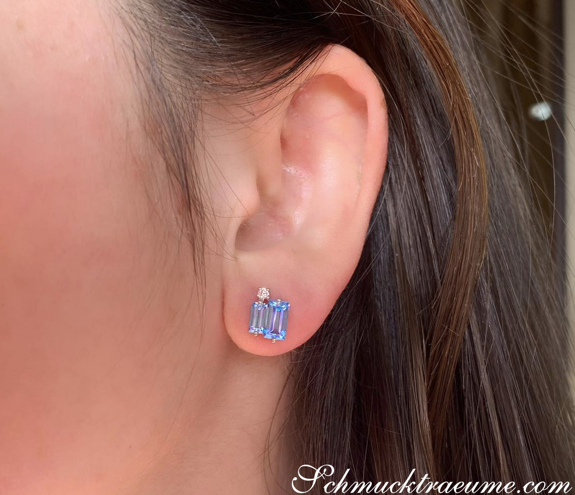 Blautopas-Baguette-Ohrstecker mit Diamanten in Weißgold