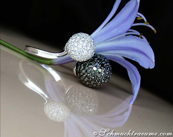 Pavé Kugelring mit schwarzen & weißen Diamanten auf Blume, elegant, detailreich