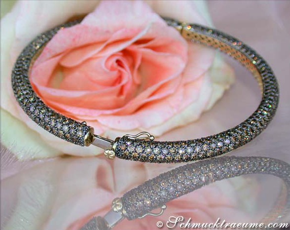 Armreif aus Gelbgold 750 mit 697 naturbraunen Brillanten, Detailaufnahme