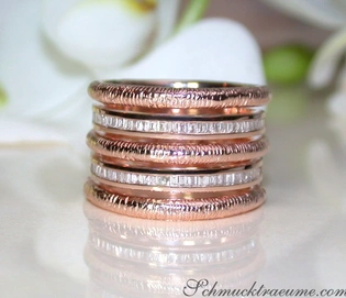 Roségold-Ring mit Diamanten, detailreiche Oberfläche, elegant gestapelt, weißer Hintergrund