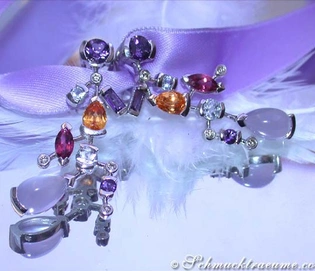 Multicolor-Edelstein-Ohrgehänge mit Brillanten auf Lila-Satinband, Detailaufnahme, elegant getragen.