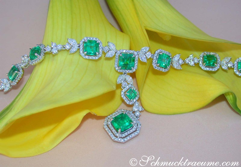 Kolumbianischer Smaragd-Collier mit Diamanten auf Blüte