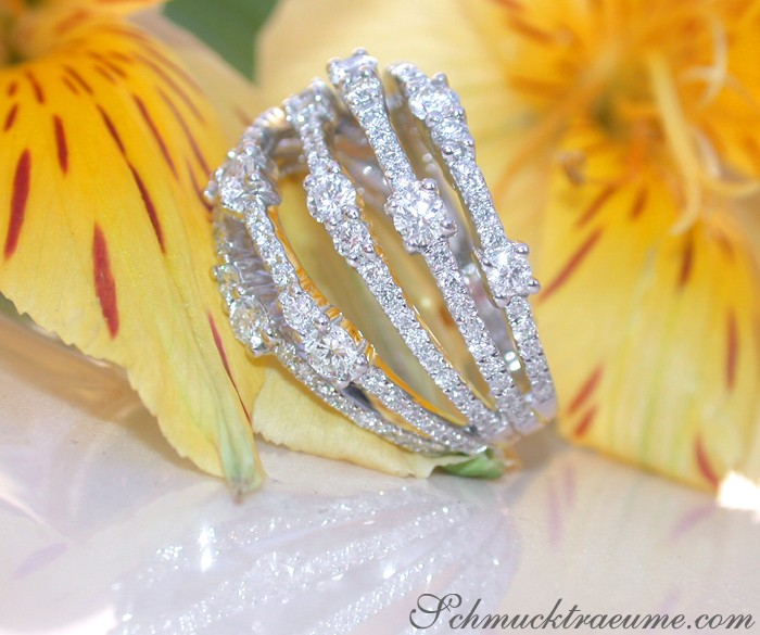 Detailaufnahme des mehrreihigen Diamantenrings in Weißgold