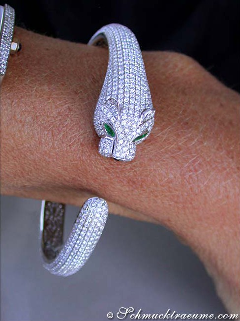 Panther-Armreif mit Brillanten und Smaragden auf Handgelenk, detailreich, elegant