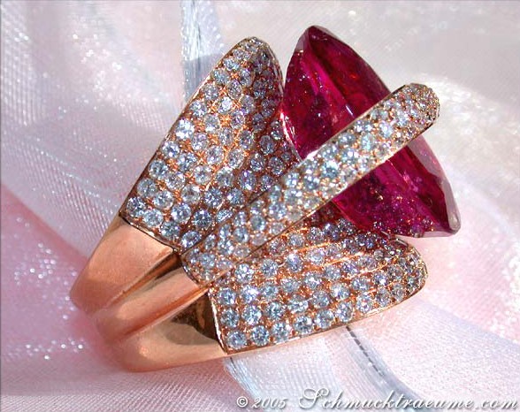 Überdimensionaler Rubellit-Ring mit Brillanten, Roségold 750, detailreich, elegant, luxuriös