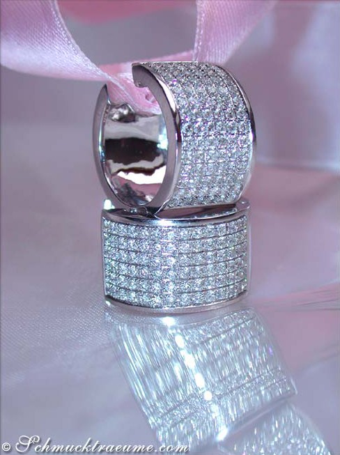 Weißgold 750 Creolen mit 2.150 Karat Brillanten, Detailaufnahme, hochglänzend, elegant.