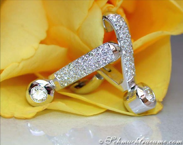 Weißgold-Ohrstecker mit Brillanten, Detailaufnahme, elegant getragen.