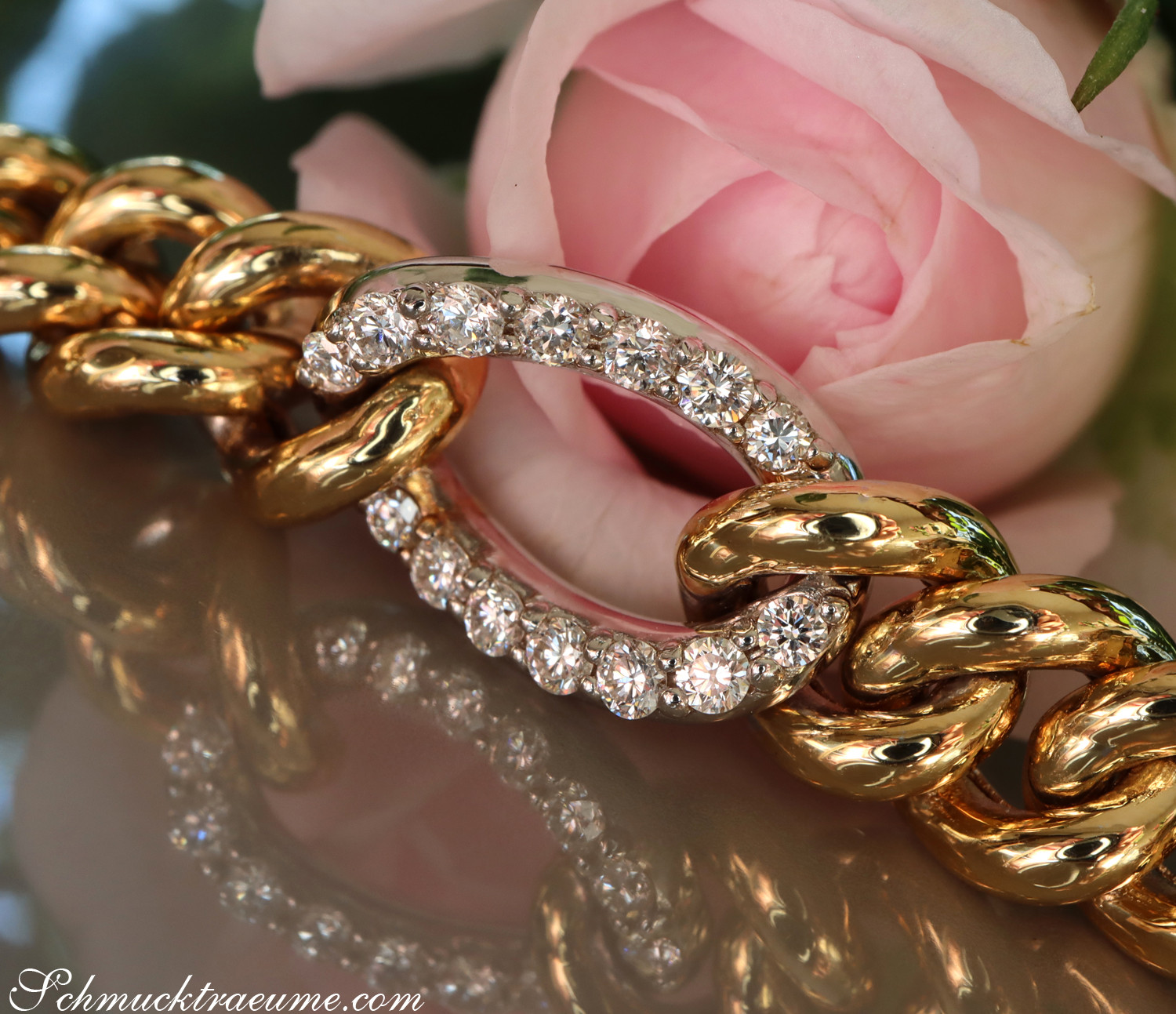 Glanzvolles Panzerarmband aus Gelbgold 750 mit Brillanten, Detailaufnahme.