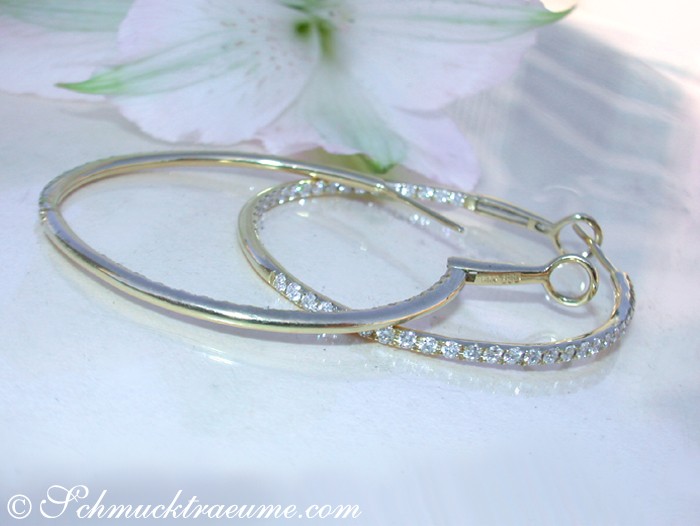 Gelbgold 585 Creolen mit Diamanten, zarte Struktur, Blume im Hintergrund