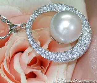 Weißgold-Anhänger mit Südseeperle und Brillanten getragen