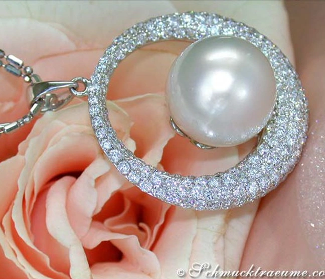 Weißgold-Anhänger mit Südseeperle und Brillanten getragen Weißgold-Anhänger mit Südseeperle und Brillanten getragen