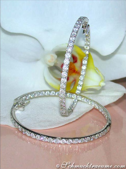 Brillanten Creolen in Weißgold 750, 8.77 ct., detailreich, auf Orchideenblüte gelegt