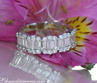 Weißgold 750 Diamantring mit Baguette- und Brillanten, auf Blume liegend