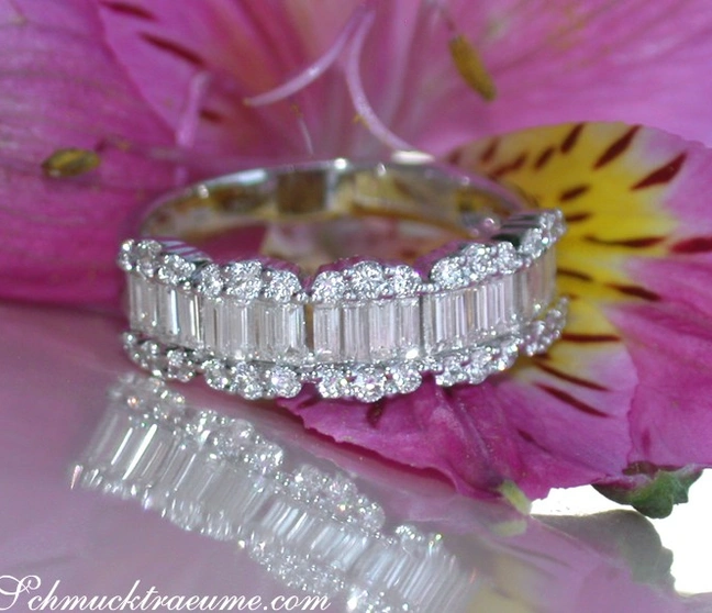 Weißgold 750 Diamantring mit Baguette- und Brillanten, auf Blume liegend Weißgold 750 Diamantring mit Baguette- und Brillanten, auf Blume liegend