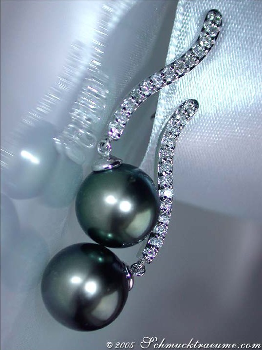 Tahitiperlen-Ohrringe mit Brillanten in Weißgold, detailreich, elegant, schwebend.
