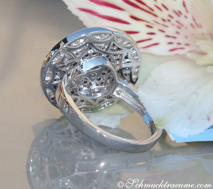 Weißgoldring mit schwarzen Diamanten, Detailaufnahme, elegant, exklusiv, blütenähnliche Hintergrunddeko.