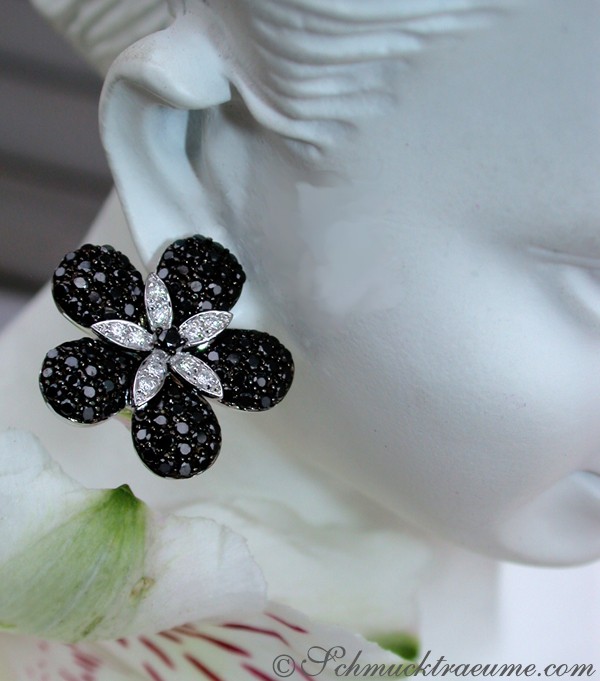 Weißgold-Ohrstecker mit schwarzem Diamantblumenmotiv, Detailaufnahme