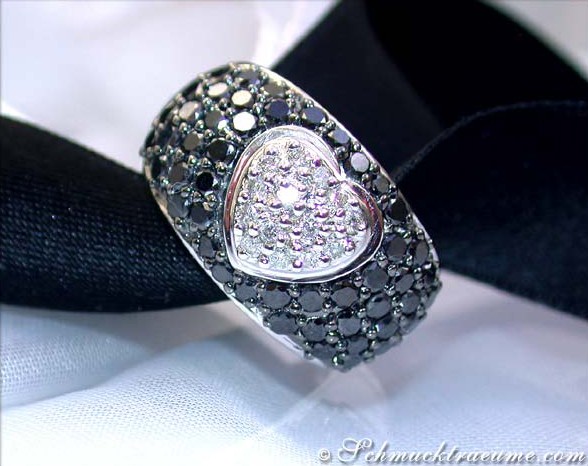 Schwarz-weiß Diamant-Herzring mit Verzierungen, Detailaufnahme auf schwarzem Samtband