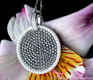 Schwarz-weiß-Diamant-Anhänger mit Kette, Detailaufnahme auf Blüte.