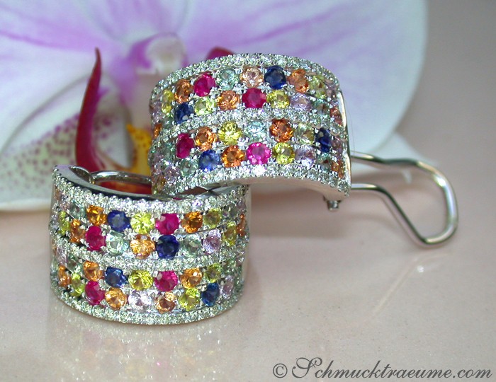 Weißgold-585-Ohrstecker mit farbenfrohen Saphiren und Brillanten, Detailaufnahme