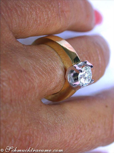 Goldener Solitär-Ring mit Diamant, Detailaufnahme auf Handfinger