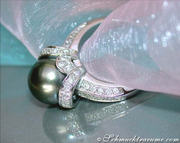 Weißgold 750 Ring mit Tahitiperle und Diamanten, Detailaufnahme