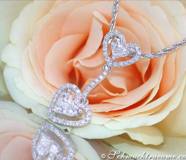 Detail des Herz-Anhängers mit Princess-Diamanten in Weißgold Detail des Herz-Anhängers mit Princess-Diamanten in Weißgold