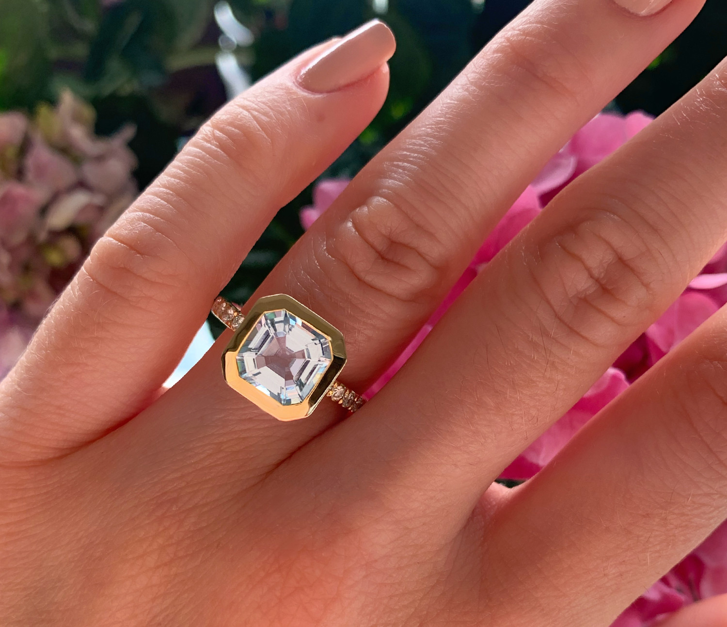 Detail des Aquamarin-Rings in Gelbgold 585, umgeben von Blüten