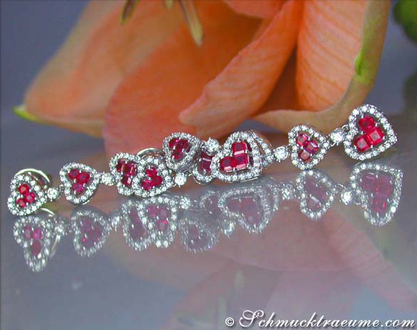 Rubinherz-Ohrringe im Weißgold, detailreich gestaltet