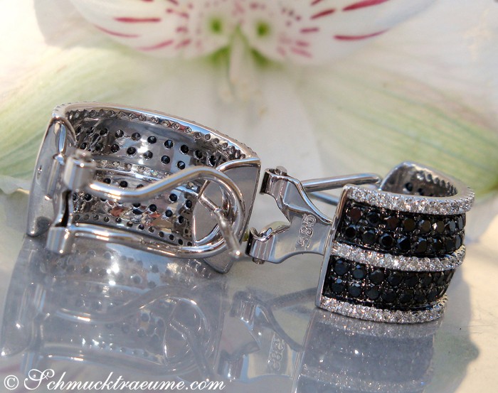 Weißgold 585 Ohrringe mit schwarzen Diamanten, Detailaufnahme, elegant getragen.