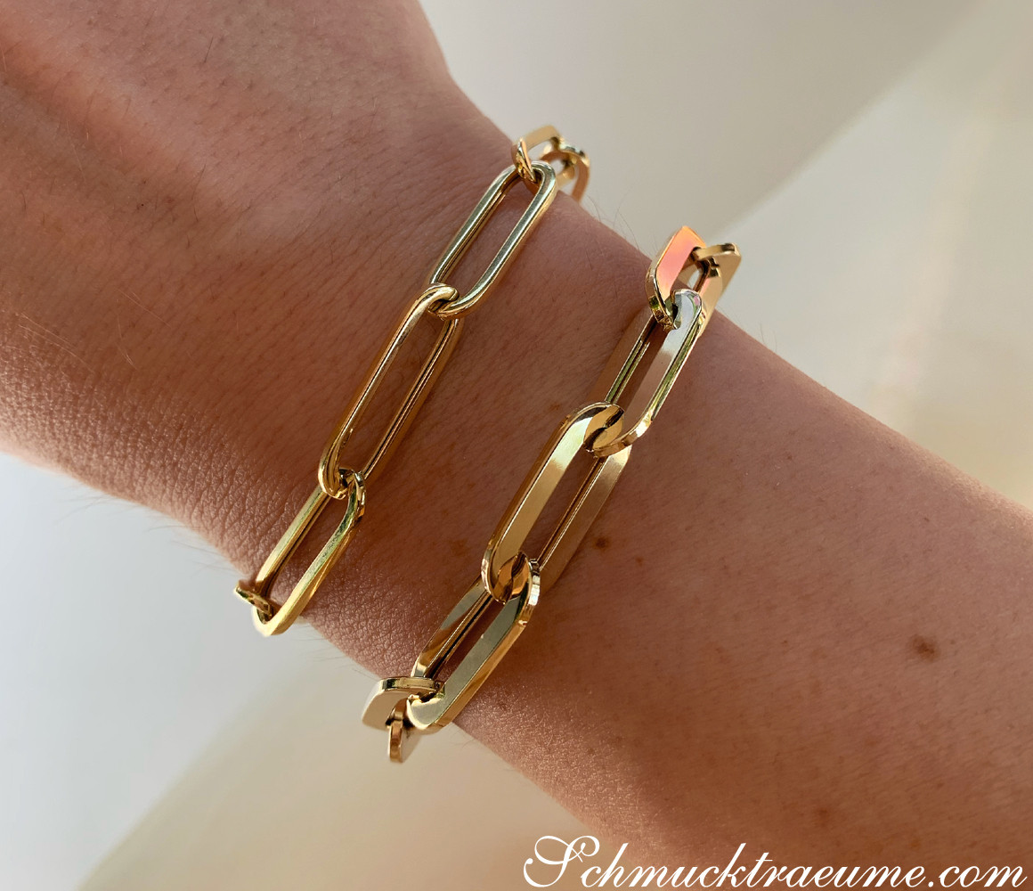 Goldenes Paperclip-Armband in Gelbgold 585, Detailaufnahme auf der Hand.
